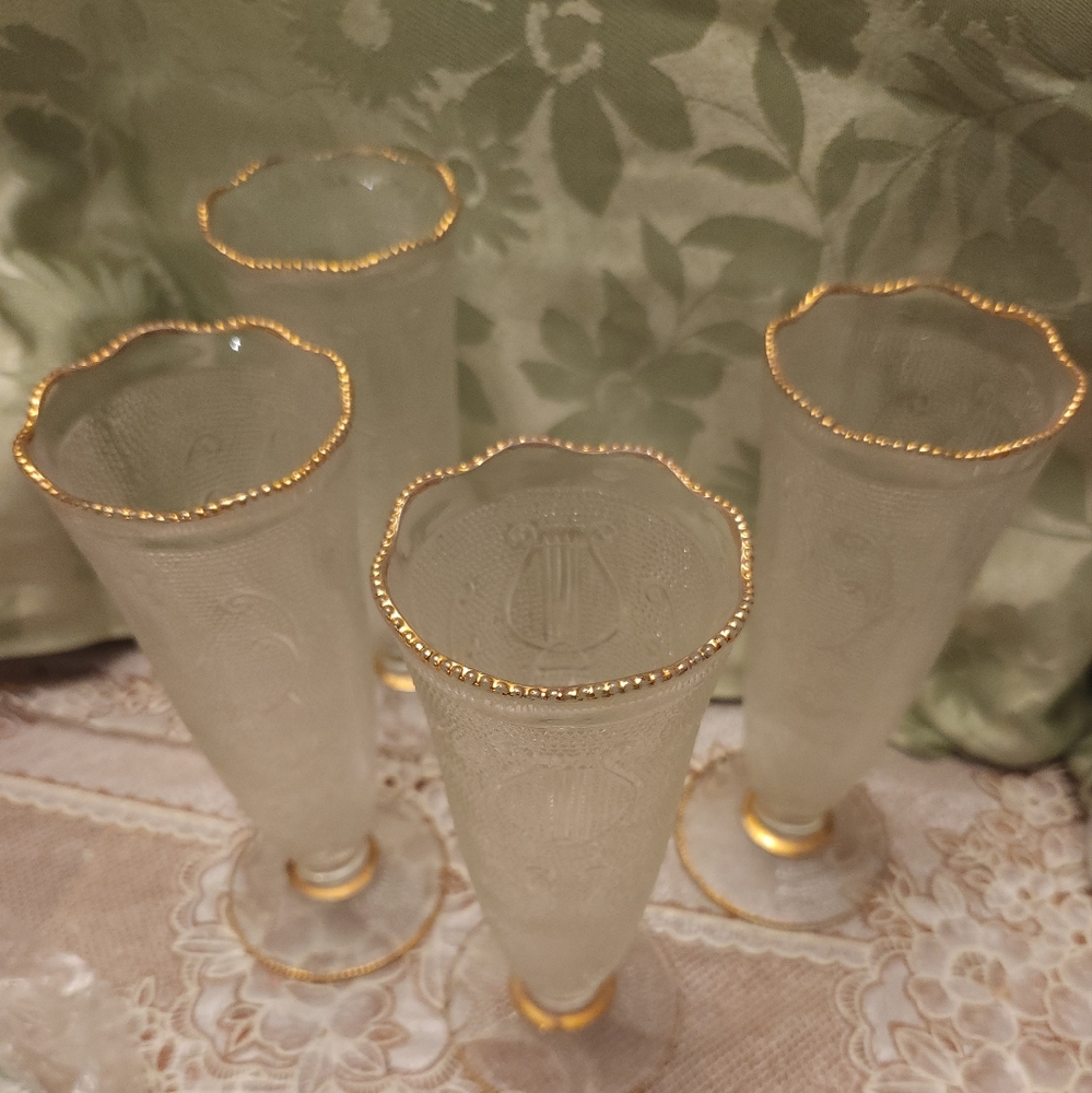 Set of 4 vintage Jeanette glass vases